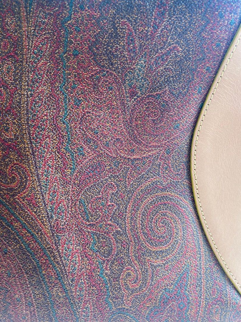 ETRO Shoulder Bag (Category: Luxury Bags & Wallets) located in Baliuag. Submitted by nylinel (Listing ID 1288738630, Image 2). Description: ETRO Milano Made in Italy Size: L- 13” x H- 10” x W- 2.5” Guaranteed original 💯.