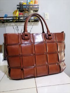Genuine Leather Material Vintage Tote Bag! Mefyo may weight po sya.