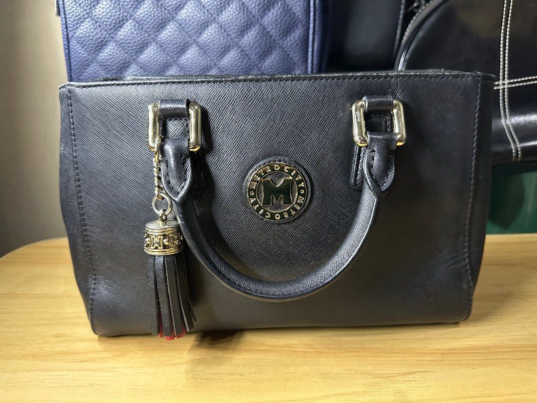 Metro City Sling with top Handle (Category: Luxury Bags & Wallets) located in Caloocan City. Submitted by bagaholic01 (Listing ID 1288930480, Image 1). Description: Preloved!!! Slightly used Decluterring 👜 Manage your expectation 🙂 Please see Last three photo for the flaws Size: Width-9inches x Height-6inches Payment Methods : GCASH or Bank Transfer Shipping Fee shoulder by Customer..