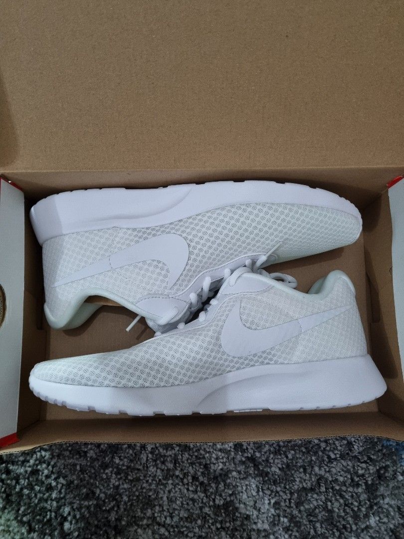 Nike tanjun triple white hotsell