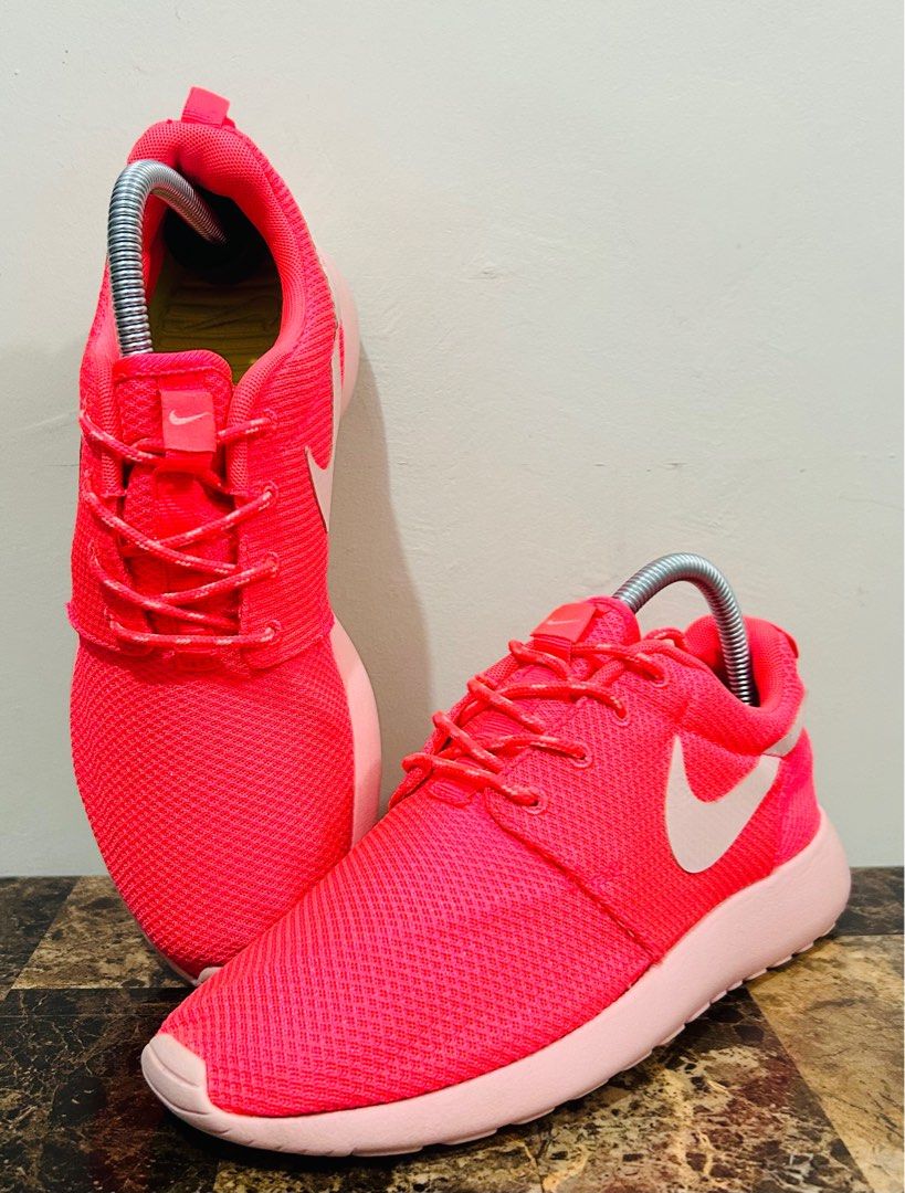 Roshe runs neccesary womens