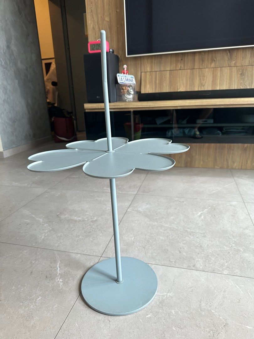 Side Table (Category: Other Home Furniture) located in Singapore. Submitted by warmtiger.79db47 (Listing ID 1288736001, Image 3). Description: Heavy n unique design side table.