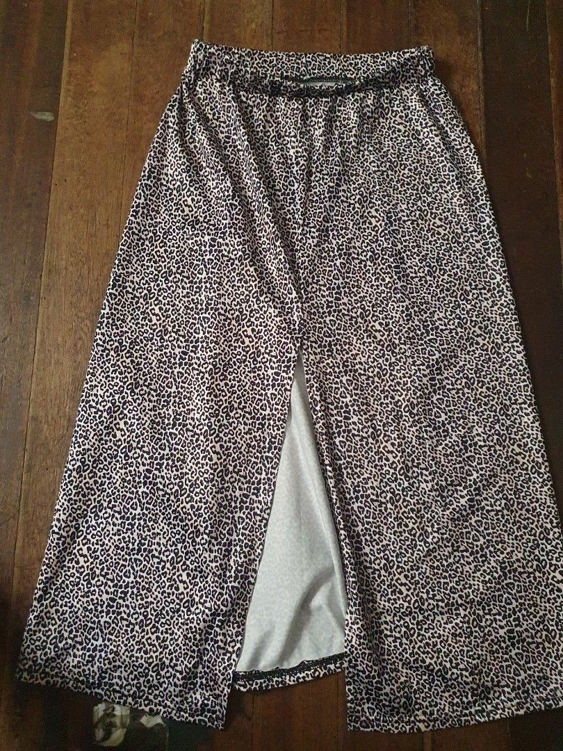 SKIRT FOR WOMEN (Category: Other Bottoms) located in Mandaluyong City. Submitted by boujeeeee (Listing ID 1288783922, Image 2). Description: PM FOR MORE INFO.