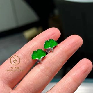 精緻新品超抵💚✨! Jadeite Earring! 天然A貨翡翠耳環💚✨! 很難配一對濃郁靚色辣綠銀杏葉狀翡翠! 色濃水潤晶瑩!18K金鑽石材質! 耳墜整體檯面17.10x16.70mm,日常配戴nice! 超抵只售5980HKD💚✨64196077550851110