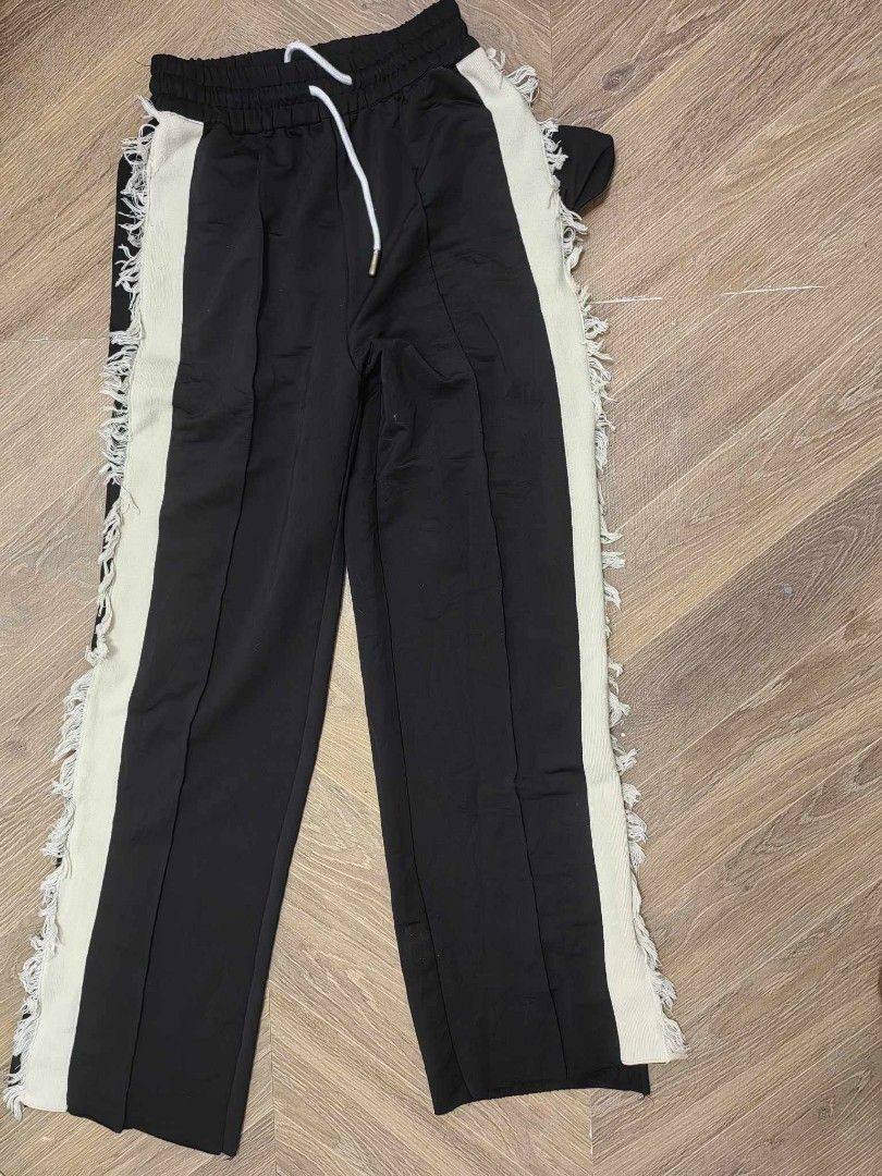 Black Pants (Category: Other Bottoms) located in Paranaque City. Submitted by rhodalietagle (Listing ID 1289080658, Image 1). Description: .