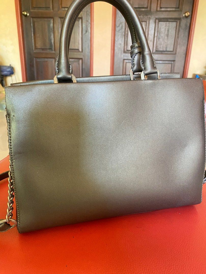 Charles & Keith Shoulder Bag (Category: Shoulder Bags) located in Dungun. Submitted by ira_rahim (Listing ID 1289053845, Image 2). Description: Charles & Keith Shoulder Bag Rarely used- but dh lama peram so dia punya leather ada terhakis skit2 (refer pic 5,6) Warna mcm dlm gambar NP: RM359 (Beli di ECM) Sell Price: RM120 Without dustbag..sbb xjumpa dah letak kat mana😅 #handbag #handbagraya #handbagmurah #begtangan.