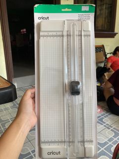 CRICUT | Portable Trimmer, 13" for easy straight cuts