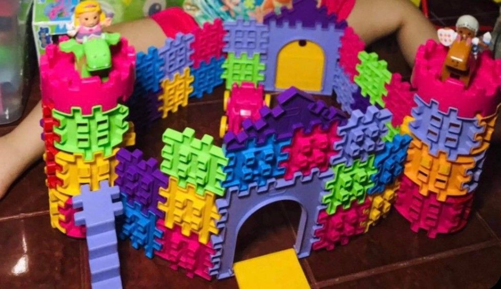 Little tikes wee waffle blocks castle (Category: Kids Toys) located in Paranaque City. Submitted by annyfd_1102 (Listing ID 1289086336, Image 1). Description: no box but it with mesh bag.
