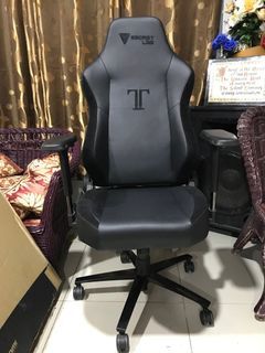 Secretlab titan gaming chair leather