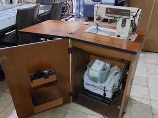 Sewing Machine with  stand/cabinet