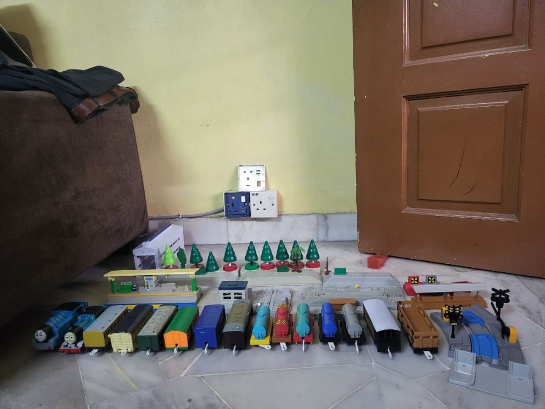 Thomas Train (Category: Toys & Games) located in Klang. Submitted by cvasbest (Listing ID 1289118813, Image 2). Description: Jualan clear rumah Thomas train lumpsum macam dlam gambar. COD sahaja di Bukit Tinggi Petronas, sebelah Tesco Bole call 0111-3005291.