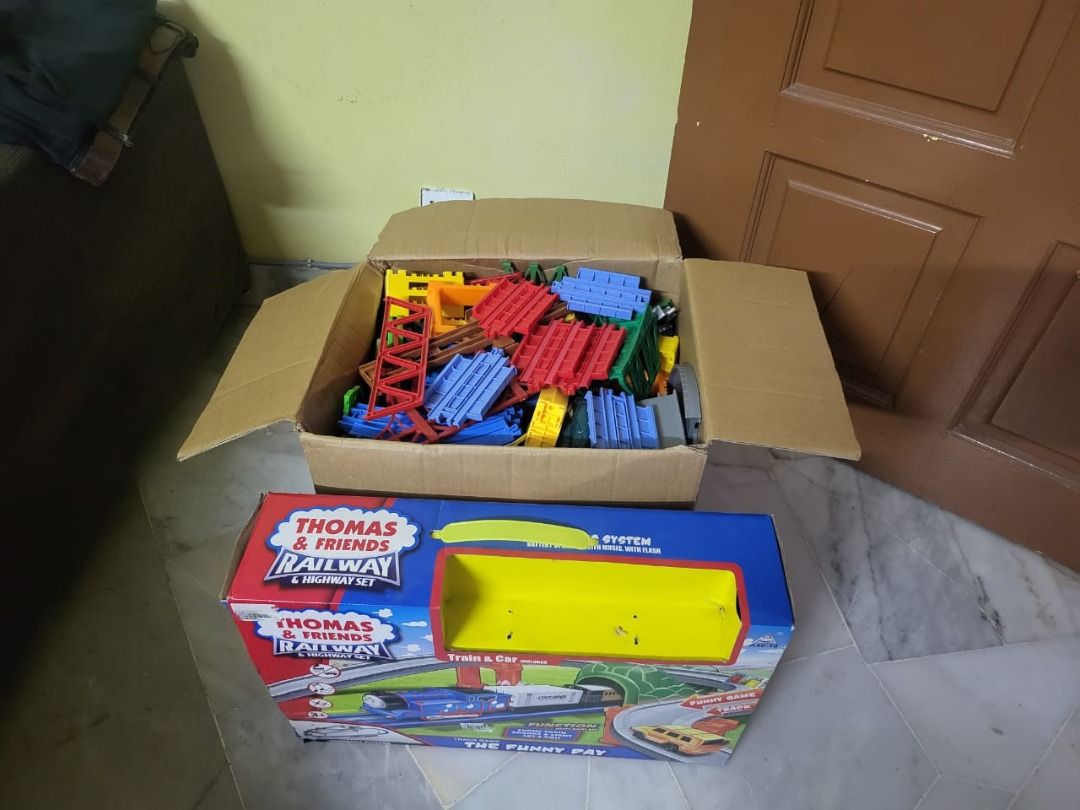 Thomas Train (Category: Toys & Games) located in Klang. Submitted by cvasbest (Listing ID 1289118813, Image 1). Description: Jualan clear rumah Thomas train lumpsum macam dlam gambar. COD sahaja di Bukit Tinggi Petronas, sebelah Tesco Bole call 0111-3005291.