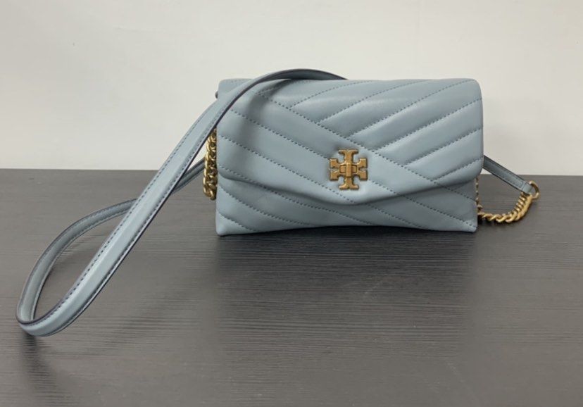 TORY BURCH Kira Chevron Chain Wallet in cloud blue T LOGO