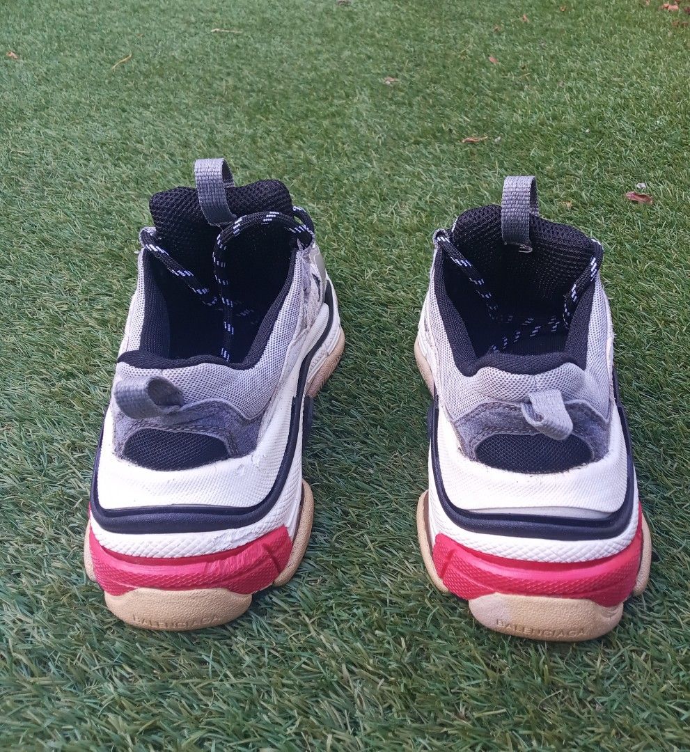 BALENCIAGA TRIPLE S Women s Fashion Footwear Sneakers on Carousell