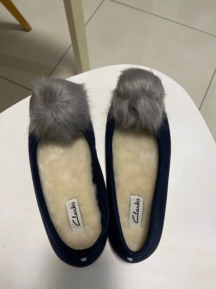 Clarks pom pom deals slippers