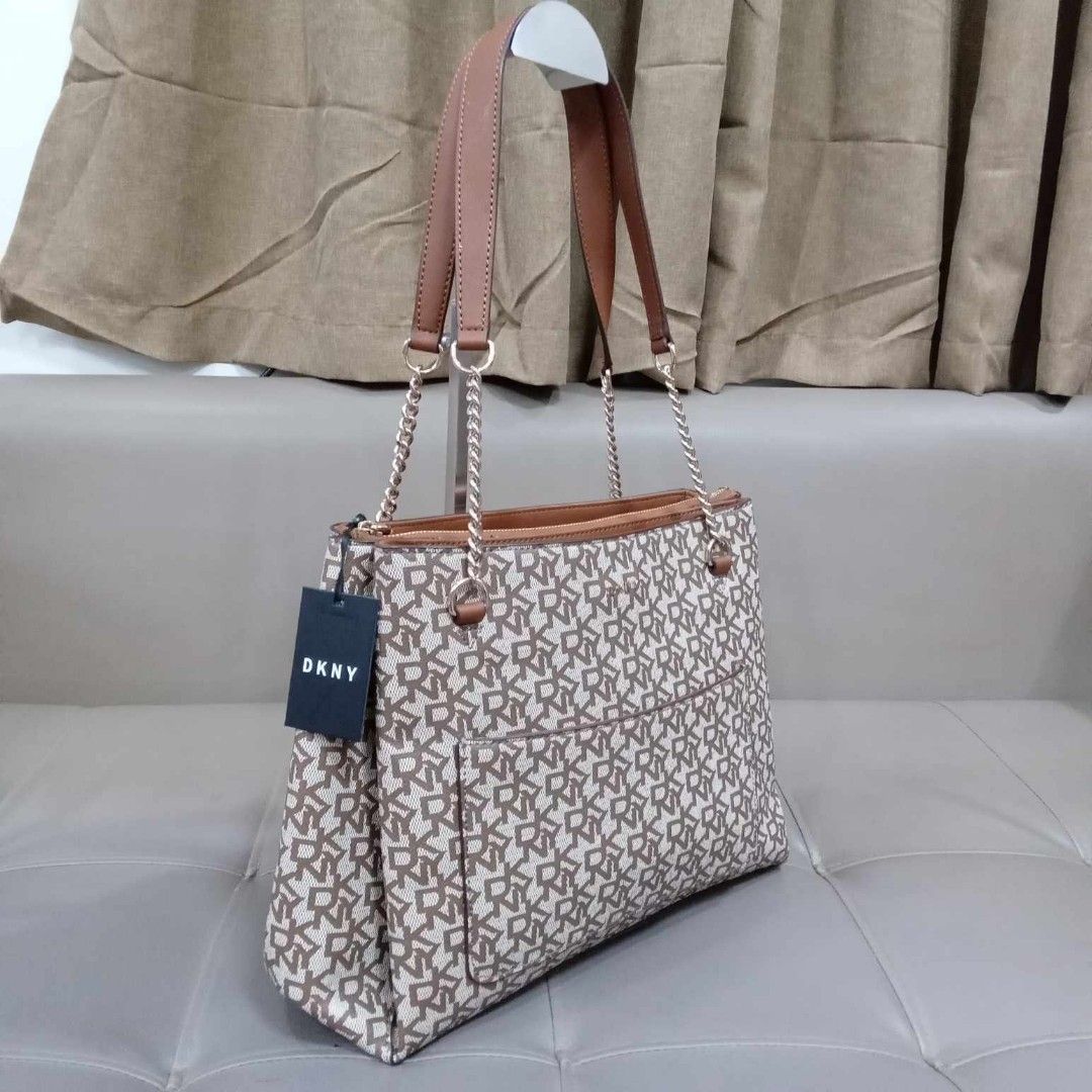 DKNY Tote (Category: Luxury Bags & Wallets) located in Taguig. Submitted by esa.agustin (Listing ID 1289292227, Image 2). Description: Original DKNY canvas tote bag. With tag and pouch. Bought in US.