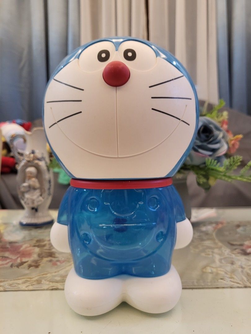 Doraemon Large Plastic Coin Bank w/ Strap (Category: Character Goods) located in San Fernando. Submitted by jpmarketplace2023 (Listing ID 1289365271, Image 1). Description: 💚 All items are authentic from Japan. 💛 MOP: GCash (❌️ GCash Protect) 🩵 MOD: LBC only (❌️ S. Checkout, COD, COP) 💙 Meet-up: Vista Mall, San Fernando, Pampanga 💜 All items are on-hand. 🧡 First to pay gets the item first. ❤️ Breakable items are packed with care and caution