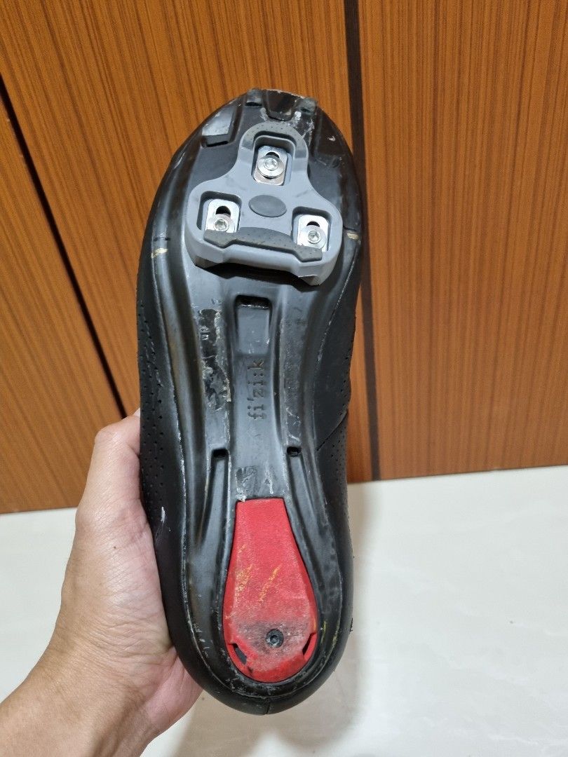 R1 cleats top
