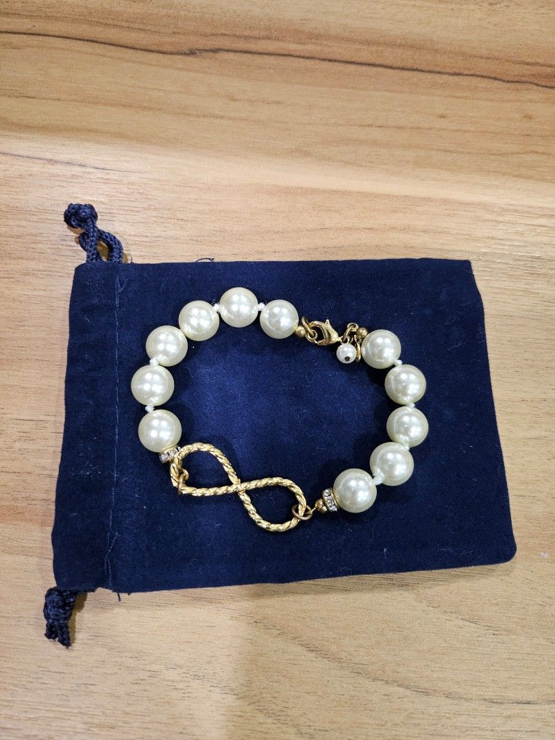 Glass deals pearl bracelet