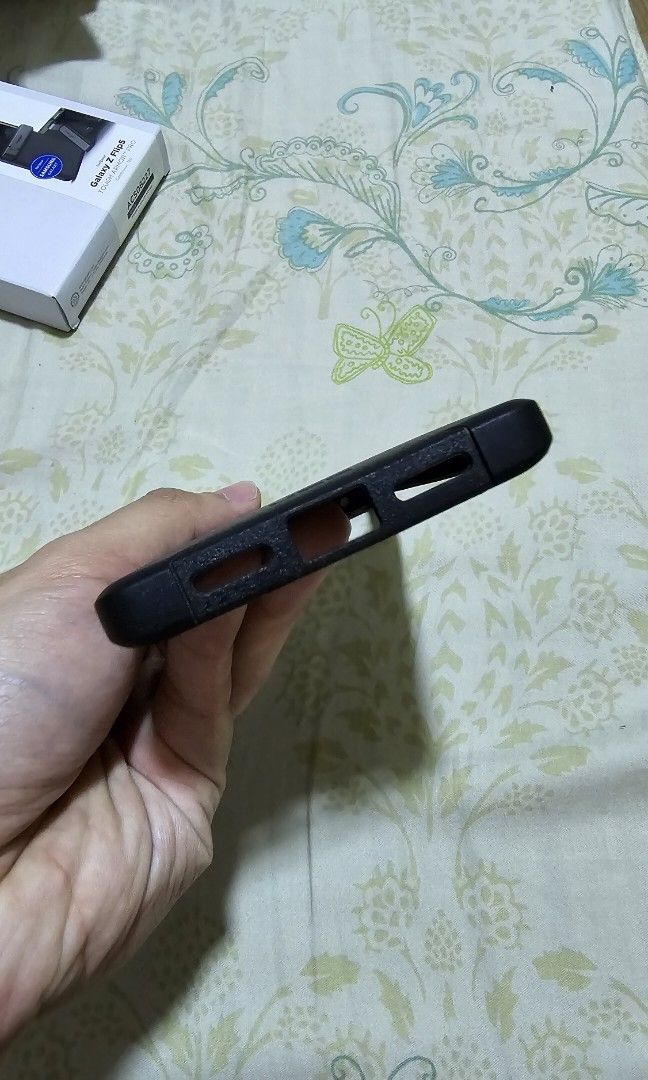 Google Pixel 6 Pro UAG (Category: Cases & Sleeves) located in Quezon City. Submitted by bagaholic84 (Listing ID 1289371804, Image 3). Description: Original UAG for Google Pixel 6 Pro with signs of usage Loc: Pasig RFS: Decluttering.