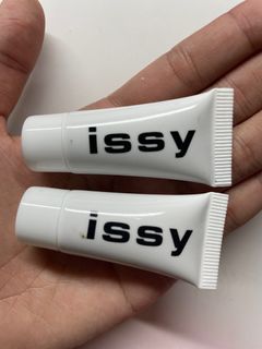 Issy Foundation Testers
