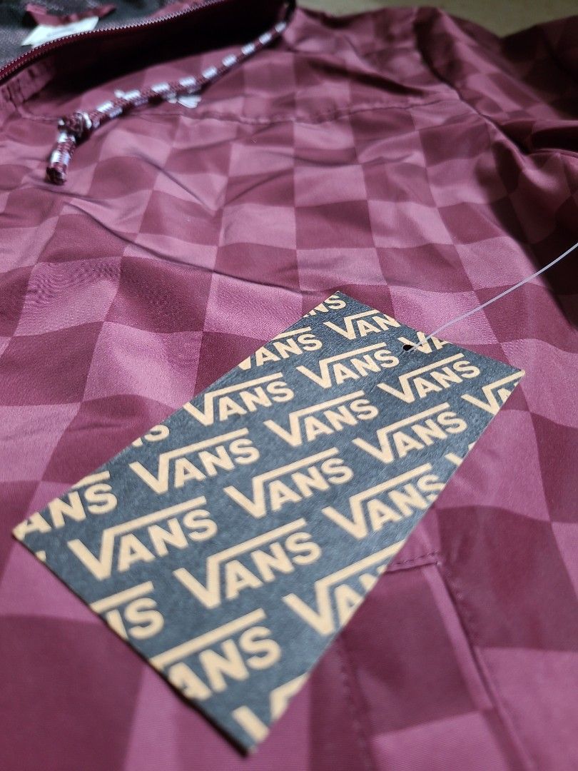 Jacket (Category: Activewear) located in Singapore. Submitted by lordofthesing (Listing ID 1289288758, Image 3). Description: Brand New.