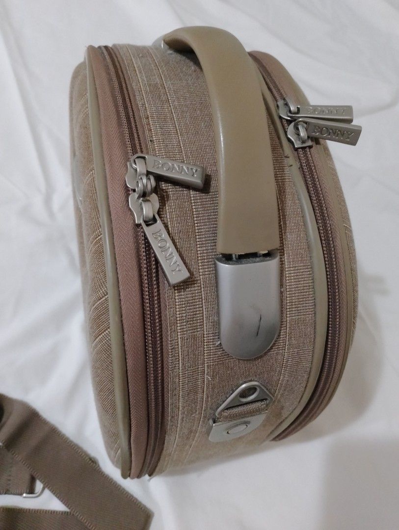Kikay bag/make up bag (Category: Shoulder Bags) located in San Pedro. Submitted by momshieann (Listing ID 1289384322, Image 3). Description: please take time to read☺️ make up bag shoulder bag kikay bag vintage bag 💸mop: gcash 🛵mod:flash express ❌no cod ❌no meet up.