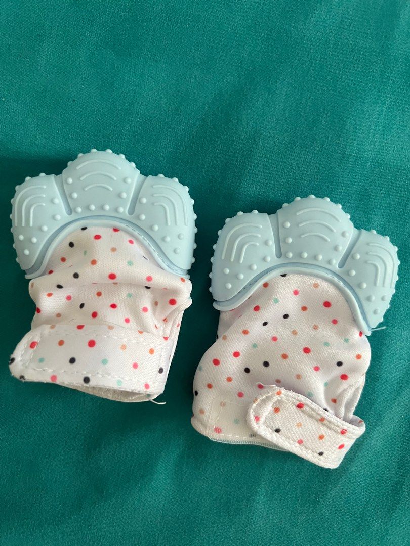 Mittens with pacifier (Category: Soothers & Pacifiers) located in Meycauayan. Submitted by twinblessing (Listing ID 1289263100, Image 1). Description: .