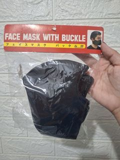 Motor face mask with buckle