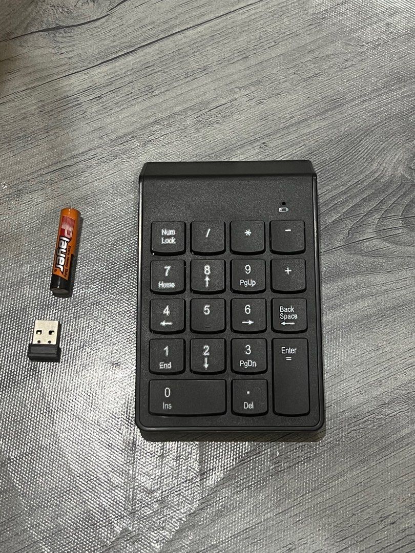 Numeric Keyboard (Category: Computer Keyboard) located in Batu Caves. Submitted by eid93 (Listing ID 1289236398, Image 1). Description: Only use two times Sell because change from macbook to windows laptop that have numerical keyboard .