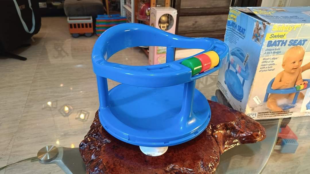 Swivel baby bath seat (Category: Bathtub & Bath Accessories) located in Quezon City. Submitted by matetdevis13 (Listing ID 1289289152, Image 2). Description: Safety 1st swivel baby bath seat Made in USA Price : 1000 In good condition Code rusdha.
