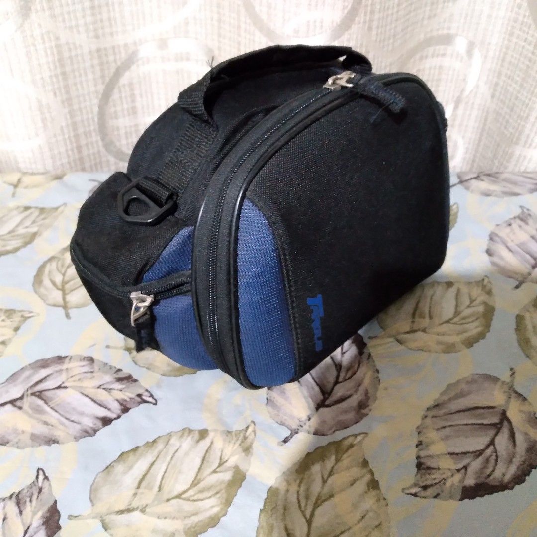 Targus camera bag (Category: Camera Bags & Carriers) located in Makati City. Submitted by chamarket.2022 (Listing ID 1289372354, Image 2). Description: used targus camera bag with 2 side comparments for accessories. Good for DSLR, vlogging cameras or any cameras. size: 6 inches height, 8 inches width.