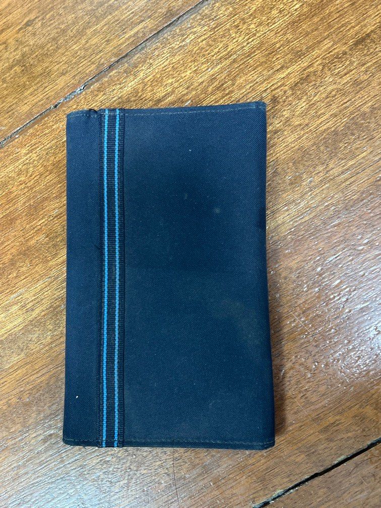 💯 Ralph Lauren Canvas Long Wallet (Category: Luxury Bags & Wallets) located in Muntinlupa City. Submitted by bff_findsph (Listing ID 1289607210, Image 2). Description: RL long wallet Canvas Navy Blue Flaw: Card holder has stain .