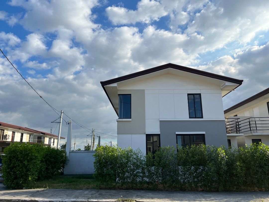 Corner House and Lot Pasalo Near Bulacan International Airport and NLEX