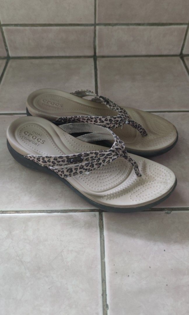 Crocs dual deals comfort flip flop