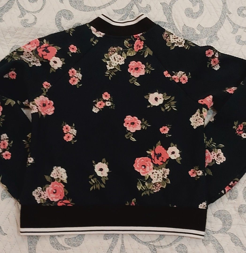 Floral Sweater (Category: Coats, Jackets and Outerwear) located in Manila. Submitted by mpirerules (Listing ID 1289668492, Image 2). Description: Floral Sweater size: S-M MOP: BDO/BPI bank deposit or funds transfer; Gcash/Maya Shipping to be shouldered by buyer. No free shipping. No meet-ups..