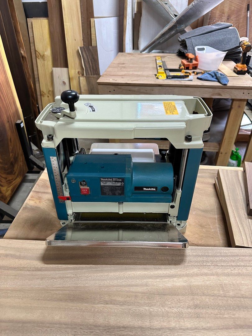Makita 2012NB thickness planer