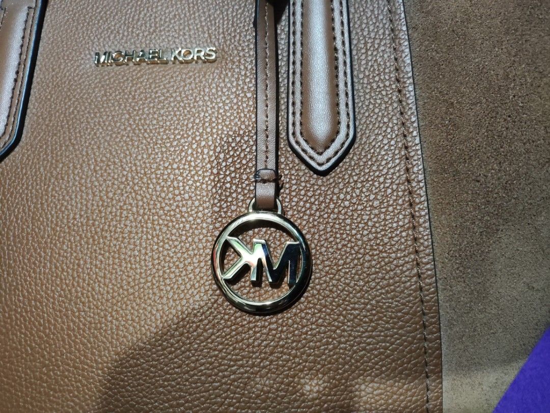 Michael kors Portia Tote bag (Category: Tote Bags) located in Manila. Submitted by yuzuke25 (Listing ID 1289620269, Image 2). Description: Original Michael Kors tote bag portia good as new no issue. for pickup via lalamove shoulder by the buyer..