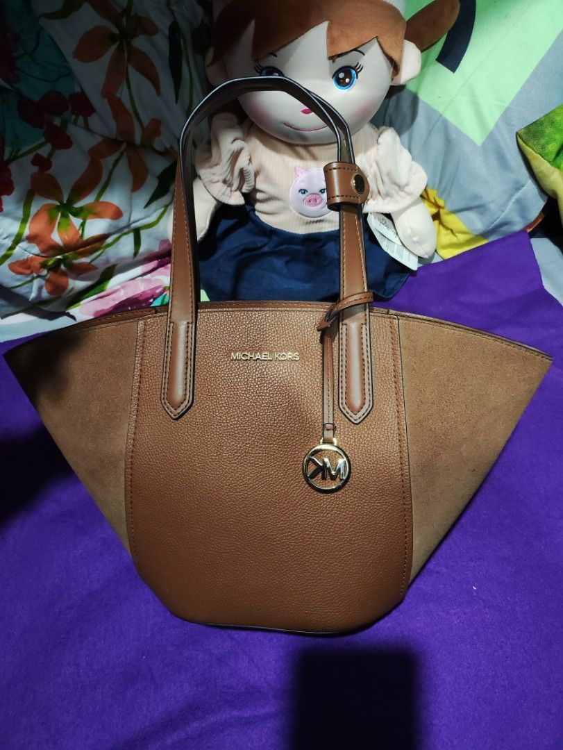 Michael kors Portia Tote bag (Category: Tote Bags) located in Manila. Submitted by yuzuke25 (Listing ID 1289620269, Image 1). Description: Original Michael Kors tote bag portia good as new no issue. for pickup via lalamove shoulder by the buyer..
