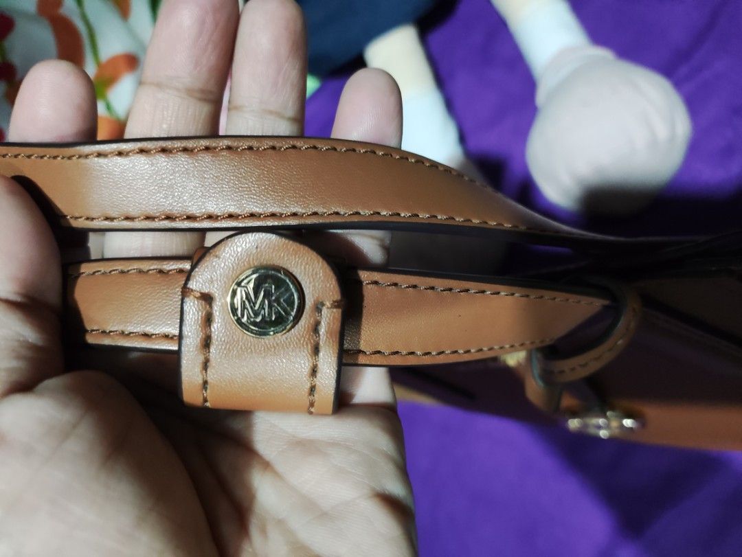 Michael kors Portia Tote bag (Category: Tote Bags) located in Manila. Submitted by yuzuke25 (Listing ID 1289620269, Image 3). Description: Original Michael Kors tote bag portia good as new no issue. for pickup via lalamove shoulder by the buyer..