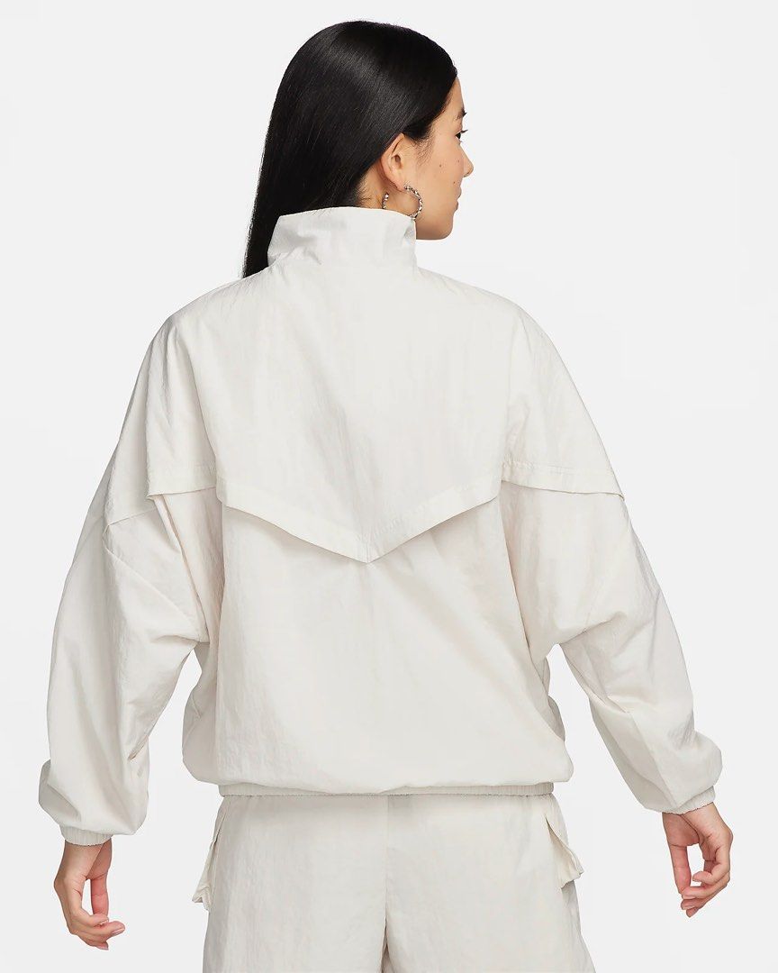 Nike Windbreaker L (Category: Coats, Jackets and Outerwear) located in Quezon City. Submitted by mellym00 (Listing ID 1289604612, Image 2). Description: ***ITEM IS AVAILABLE IF YOU CAN SEE THIS MESSAGE. Please avoid asking again. BRAND NEW WITH TAGS Size: L Guaranteed authentic Retails for PHP 4190 RFS: MIGRATING. Selling everything that can’t fit my luggage. Payment: BPI / UNIONBANK Delivery: Care of buyer .