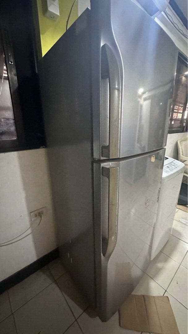 Samsung Ref 7 cu. (Category: Refrigerators and Freezers) located in Paranaque City. Submitted by chc_mnl (Listing ID 1289513900, Image 3). Description: Condo Pullout items. This is seldom used. Wear and tear lang talaga ng materials. Buo pa lahat sa loob. .