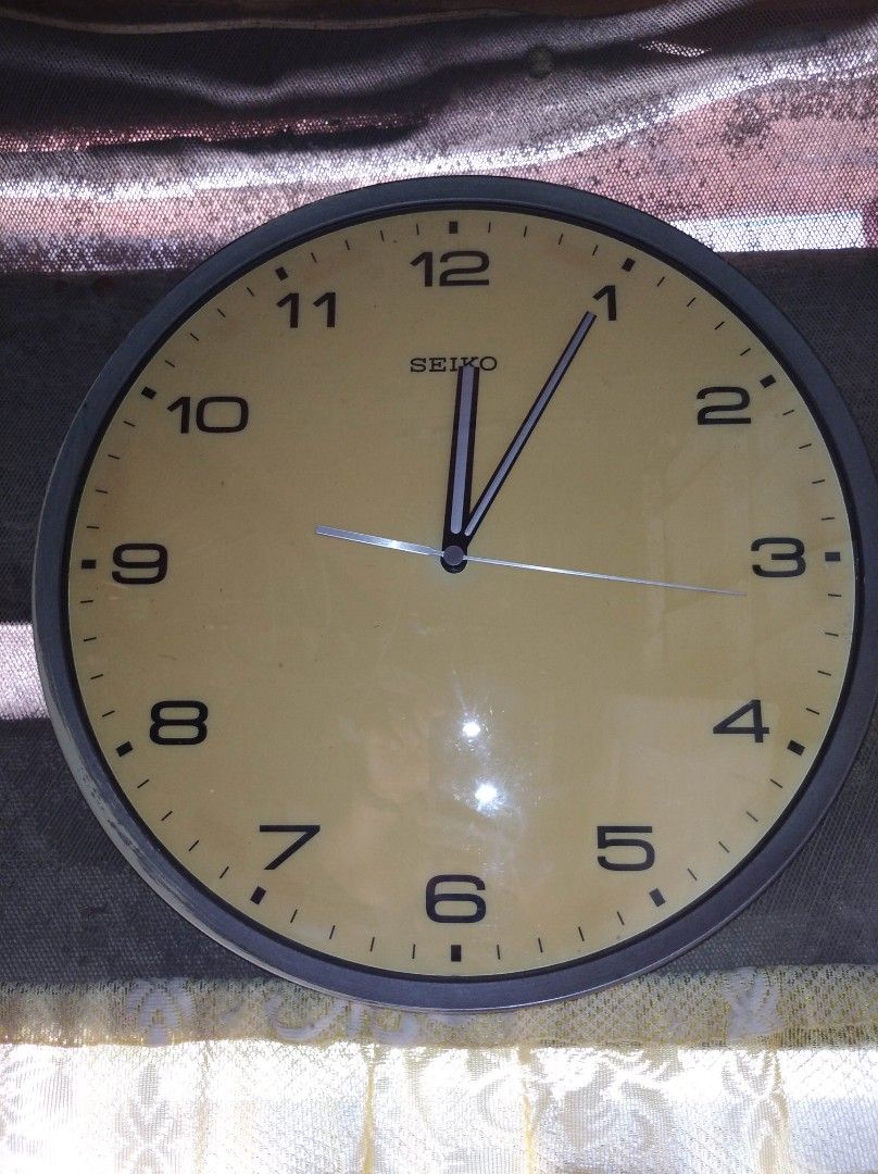 Seiko jam dinding