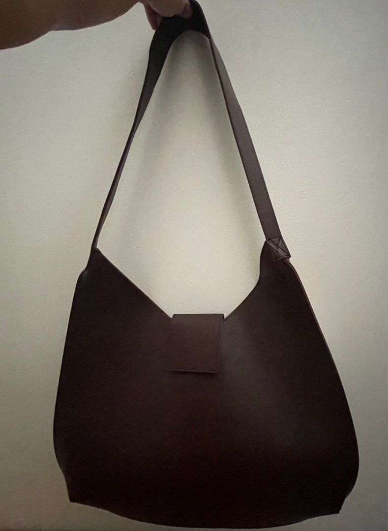 Straight forward shoulder bag (Category: Shoulder Bags) located in Mandaluyong City. Submitted by thinkerbell3 (Listing ID 1289506836, Image 1). Description: .