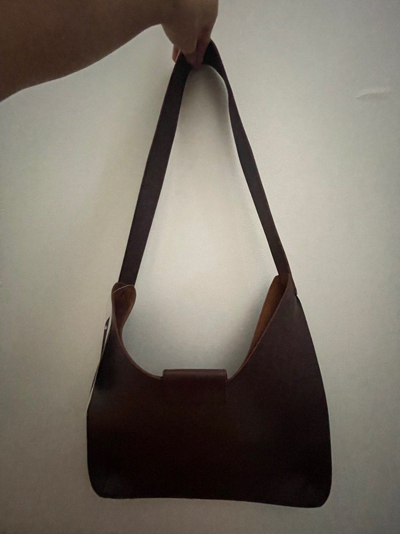 Straight forward shoulder bag (Category: Shoulder Bags) located in Mandaluyong City. Submitted by thinkerbell3 (Listing ID 1289506836, Image 2). Description: .