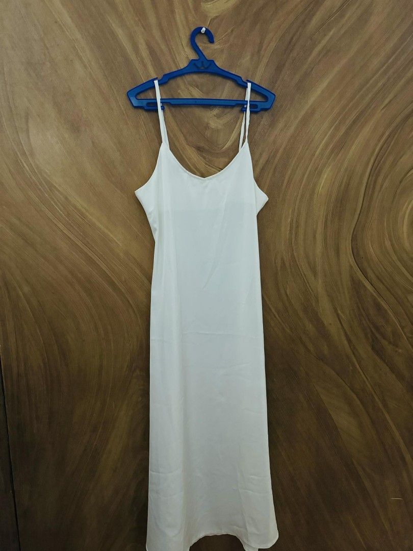 Strappy White Midi Dress (Category: Dresses) located in Pasig City. Submitted by itsrubyred (Listing ID 1289598658, Image 1). Description: 📌Pwedeng pang prep dress sa Wedding . 📌 Small to Medium Frame 📌 Not adjustable strap.
