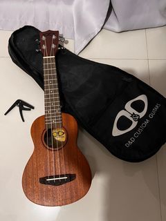 Ukelele D&D custom guitars w Capo & bag