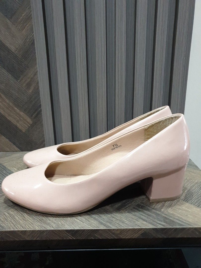 Woman M S pink heel shoes