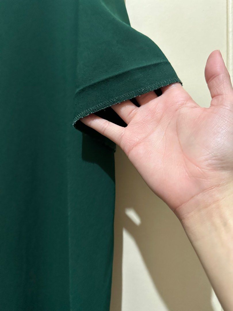 Zara pleated dress (Category: Dresses) located in Quezon City. Submitted by krishagee (Listing ID 1289475827, Image 2). Description: sleeves need stitching.