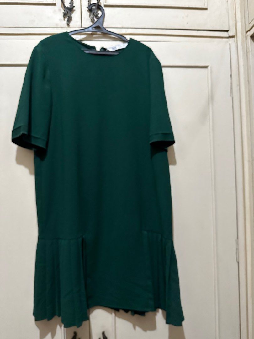 Zara pleated dress (Category: Dresses) located in Quezon City. Submitted by krishagee (Listing ID 1289475827, Image 1). Description: sleeves need stitching.